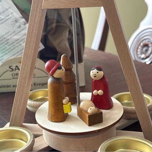 SOLD NWT 2022 Saico Tischpyramide Pyramid 4 Tealight Holders Christmas Manger - Picture 2 of 10